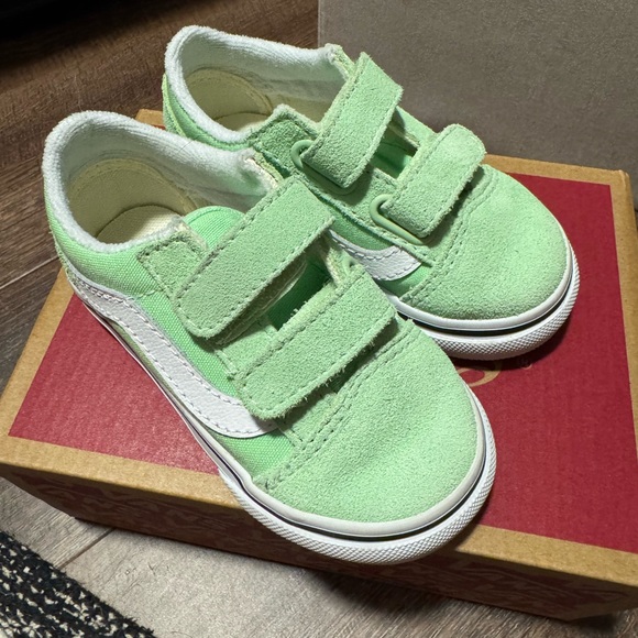 • Vans • Old Skool V Pistachio Green and White Velcro Sneakers 6.5 - Picture 2 of 7